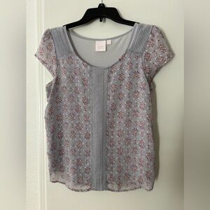 LC Lauren Conrad Gray Red Floral Short Sleeve Top Blouse. Size Medium